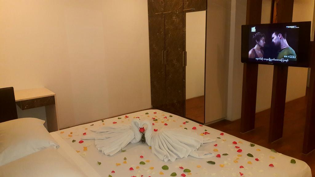 Royal Crown Hotel Yangon Dış mekan fotoğraf
