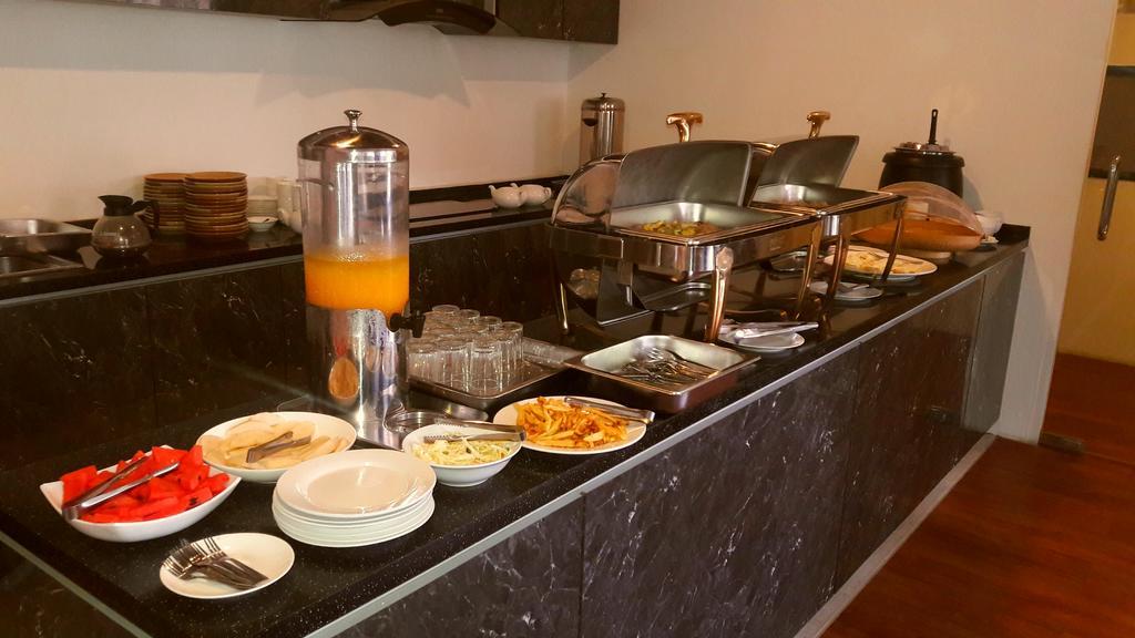 Royal Crown Hotel Yangon Dış mekan fotoğraf