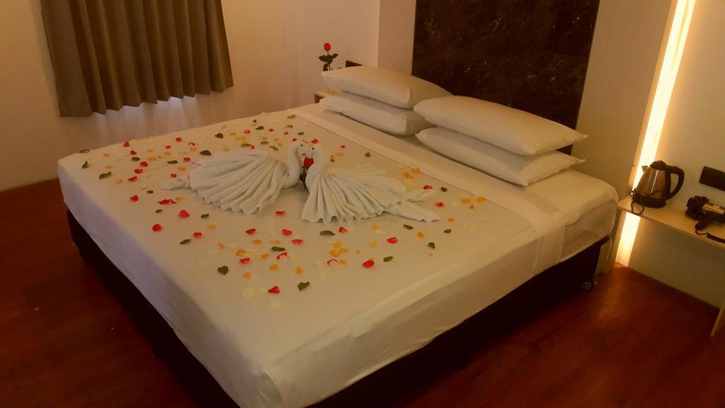 Royal Crown Hotel Yangon Dış mekan fotoğraf